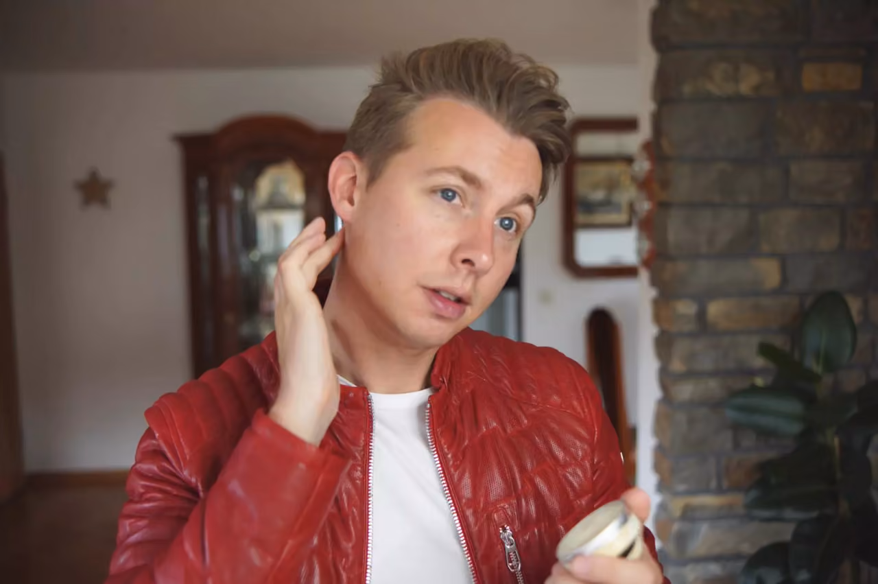 how-to-apply-solid-perfumes